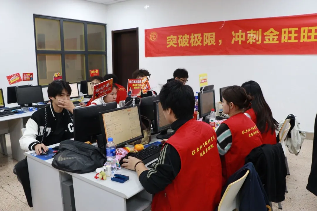 又双叒叕鏖战！他们第8次邂逅“双十一”