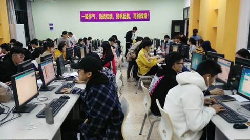 说明: E:\E\院办\简报\2018-2019学年第一学期\双十一\双十一\学生奋战1.jpg