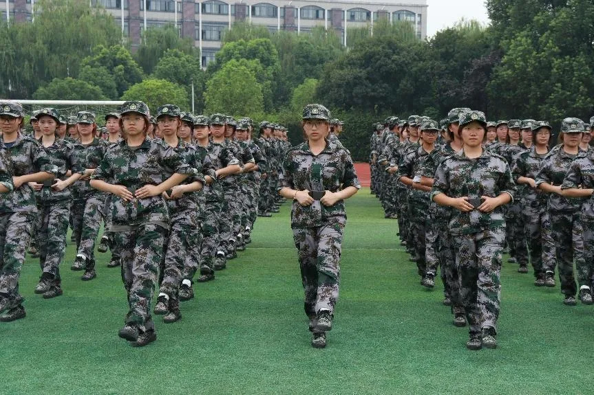 范蠡商学院•迎新特辑｜当青春遇上迷彩绿，飒！