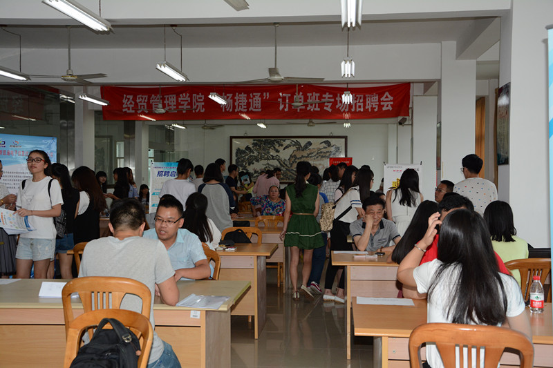 【图文】30家用人单位争抢订单班学员