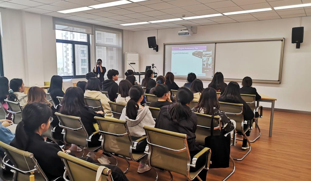 “How to Improve Your English”——线上英语学习讲座