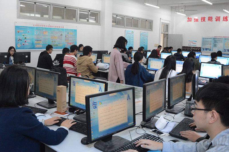 【图文】迎战“双十一”顶岗实践：经贸300学子齐上阵，守候11月11日零点时刻